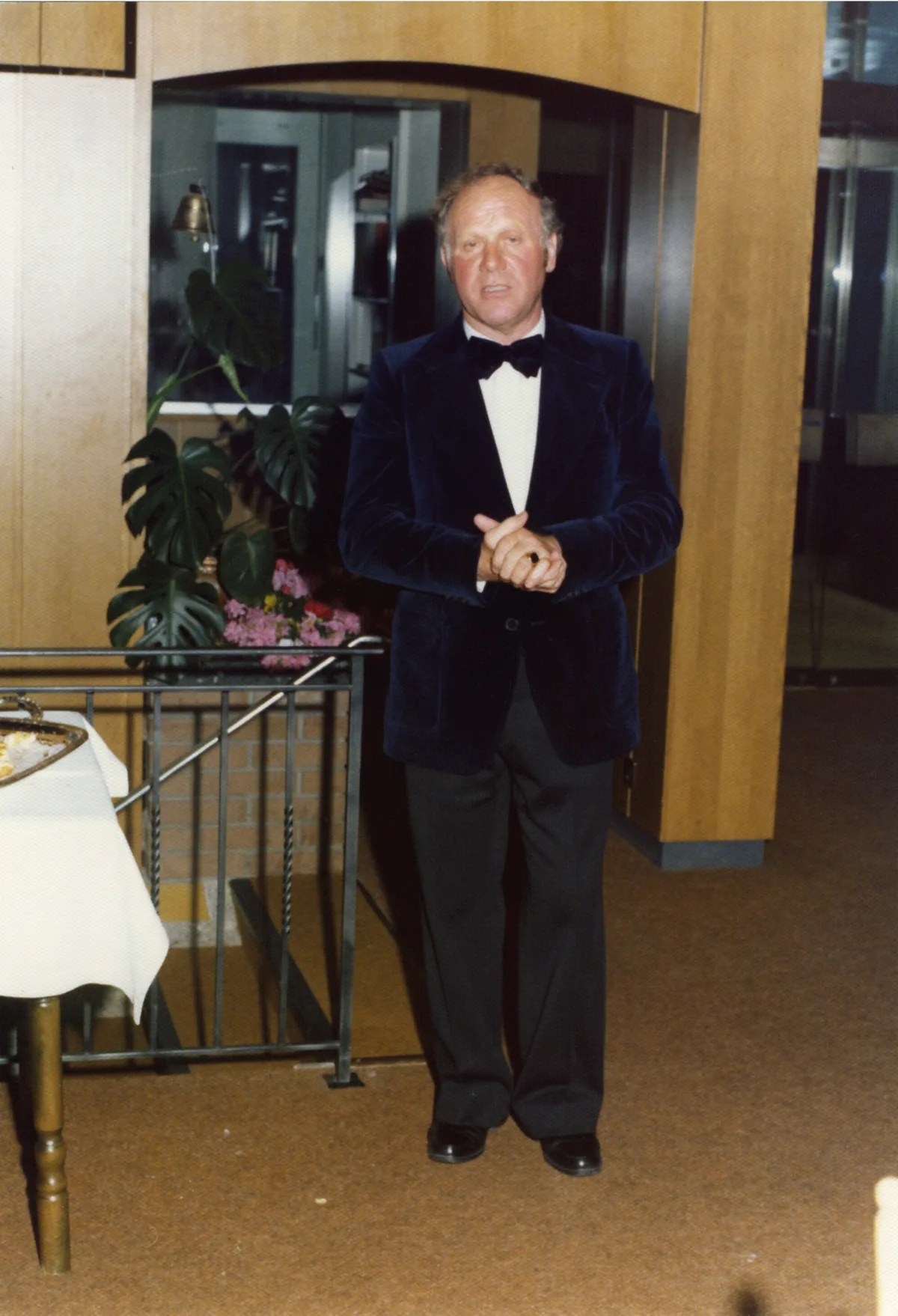 Heinrich Angst bei einer Ansprache. Heiri Angst im Anzug.